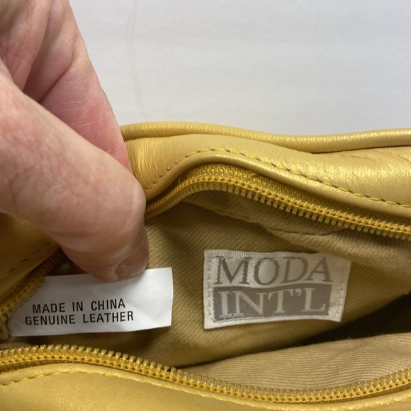 ❤️MODA INT’L SMALL CROSSBODY GOLD PURSE💕 - Picture 6 of 6